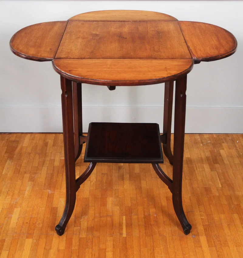 Opklapbaar bijzettafeltje edwardian - Meubel › Tafels - €265.00 - Edwardian salontafeltje met opklapbare wangen.
Mahoniehout.
67cm hoog, 43cm vierkant neergeklapt, 79cm opgeklapt.
Ca 1920