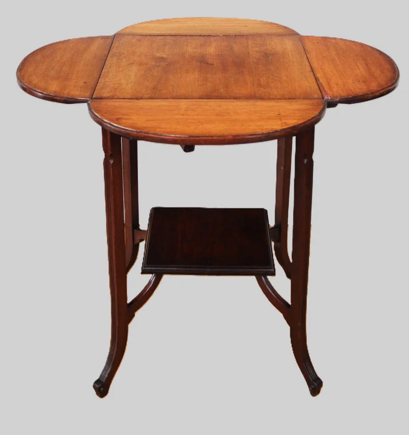 Opklapbaar bijzettafeltje edwardian - Meubel › Tafels - €265.00 - Edwardian salontafeltje met opklapbare wangen.
Mahoniehout.
67cm hoog, 43cm vierkant neergeklapt, 79cm opgeklapt.
Ca 1920