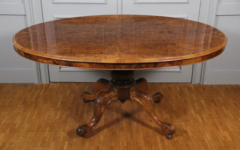 Ovale breakfasttafel - Meubel › Tafels - €1750.00 - Ovale tafel op centrale poot in notenhout met een blad in openboekmotief van notenwortelhout.
Gepolitoerd op oude wijze.
148 x 110cm; 70cm hoog
Victoriaanse periode: ca 1850-1870