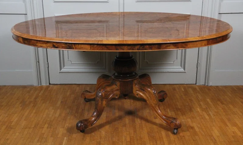 Ovale breakfasttafel - Meubel › Tafels - €1750.00 - Ovale tafel op centrale poot in notenhout met een blad in openboekmotief van notenwortelhout.
Gepolitoerd op oude wijze.
148 x 110cm; 70cm hoog
Victoriaanse periode: ca 1850-1870