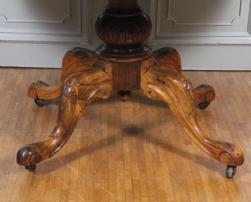 Ovale breakfasttafel - Meubel › Tafels - €1750.00 - Ovale tafel op centrale poot in notenhout met een blad in openboekmotief van notenwortelhout.
Gepolitoerd op oude wijze.
148 x 110cm; 70cm hoog
Victoriaanse periode: ca 1850-1870