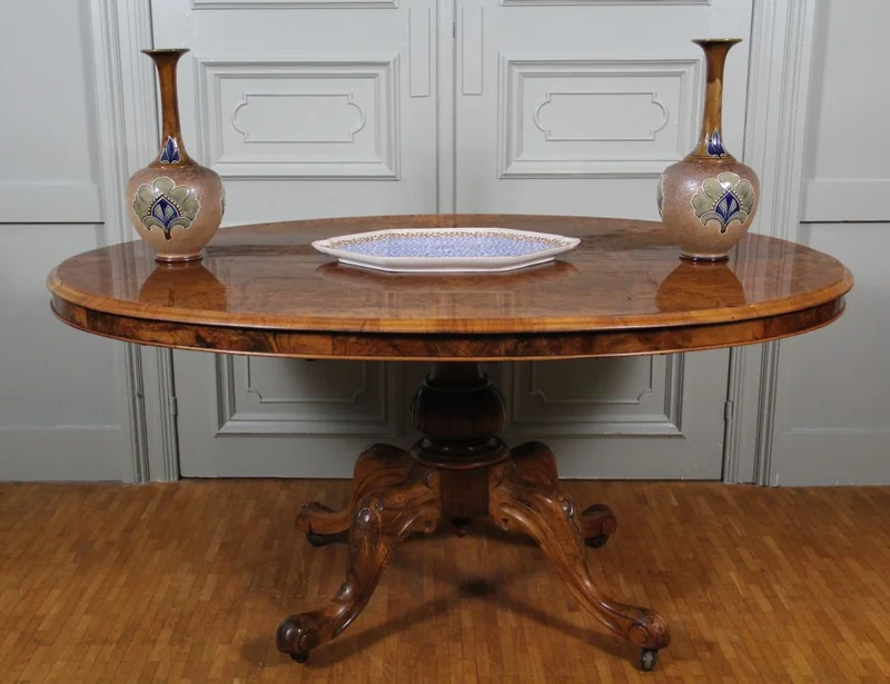 Ovale breakfasttafel - Meubel › Tafels - €1750.00 - Ovale tafel op centrale poot in notenhout met een blad in openboekmotief van notenwortelhout.
Gepolitoerd op oude wijze.
148 x 110cm; 70cm hoog
Victoriaanse periode: ca 1850-1870