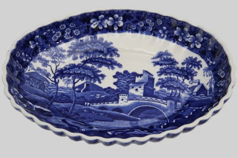 Ovale schaal met opstaande rand - Porselein › Serviesgoed - €20.00 - Schaal met opstaande rand.
Gemerkt Spode Copeland, decor "Tower"
25 x 18cm
Eerste helft 20e eeuw