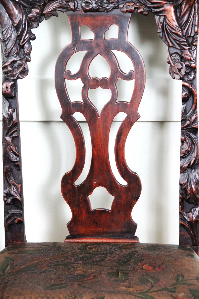 Paar 18e eeuwse halstoelen - Meubel › Zitmeubels - €1750.00 - Paar "paradestoelen" uit de vroege 18e eeuw in notenhout met rijk gesculpteerde ruggen en oorspronkelijk goudleder op de zittingen.
Opengewerkte rugplaat in Georgean stijl.
Early-Georgean periode: 1720-1740
110cm hoog, 50cm breed, 45cm diep.