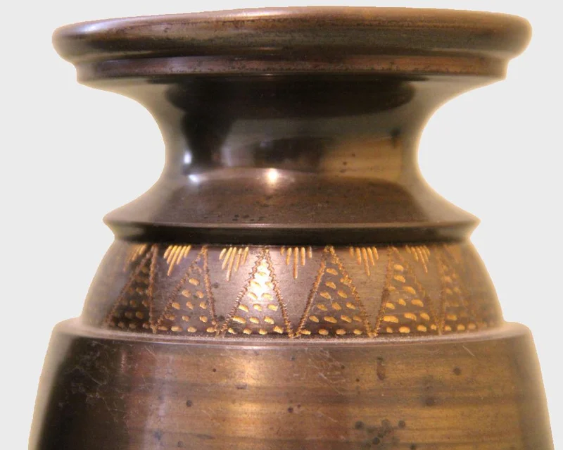 Paar art déco vaasjes - Diversen › Varia - €95.00 - Bronzen vaasjes op eiken voet.
9cm vierkant voet, 24cm totale hoogte.
Ca 1920