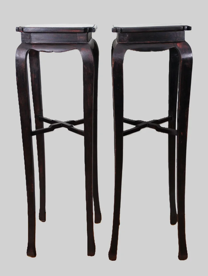 Paar chinese staanders - Meubel › Bijzetmeubels - €350.00 - Chinese vaasstaander in roodhout, getint.
118cm hoog; 36cm vierkant.
Vermoedelijk eind 19e eeuw, vroeg 20e eeuw

