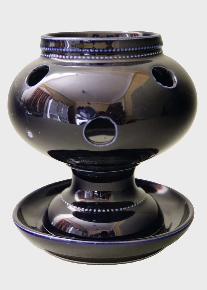 Paar cobaltblauwe parfumbowls - Diversen › Varia - €70.00 - Twee parfumbowl op schaal, cobaltblauw geglazuurd.
Vroeg 20e eeuw
diameter 15cm; hoogte 16cm