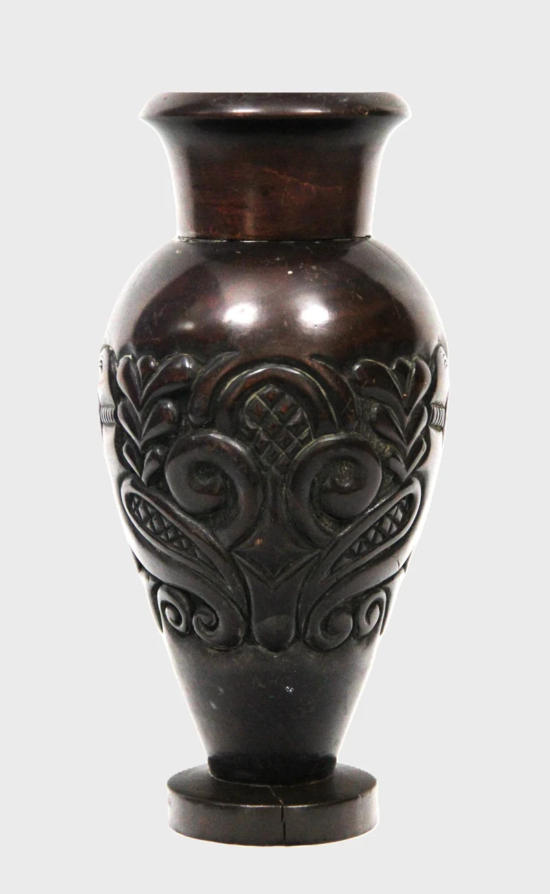 Paar houten Art Déco vazen - Diversen › Varia - €40.00 - Eén van een paar houten vazen, donker mahonie gekleurd.
30cm hoog, 13cm diameter
Art Déco, Ca 1930-1940

Prijs per paar