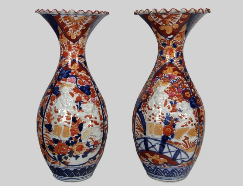 Paar Imari vazen - Porselein › Vazen - €265.00 - Paar Imari vazen met reliëffiguren op de buik.
37cm hoog.
Vroege 20e eeuw