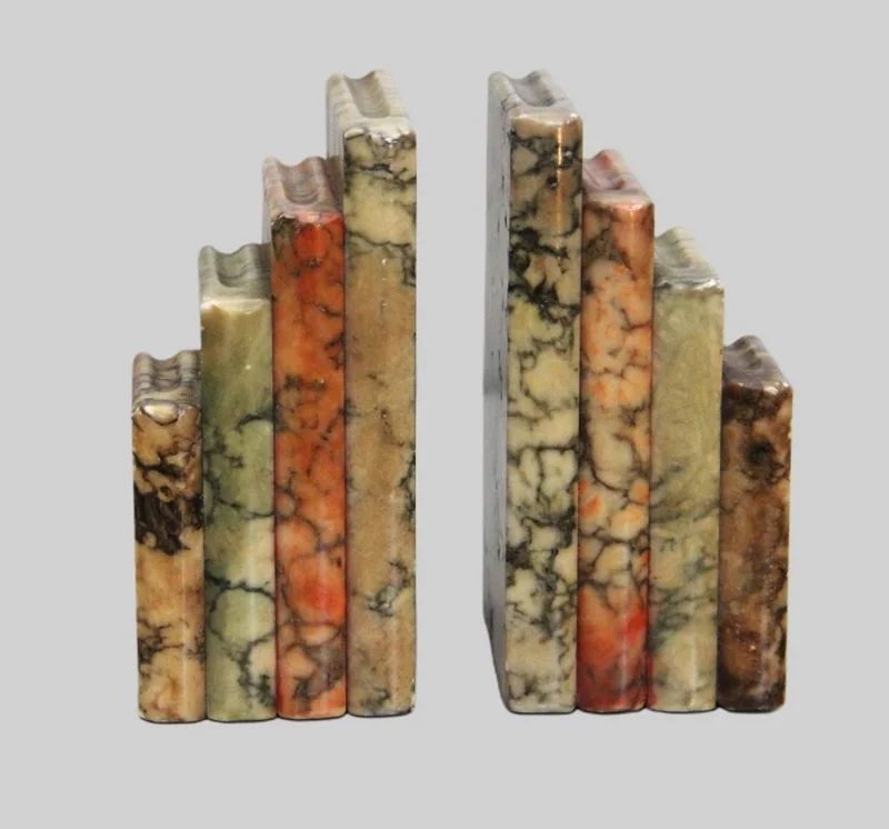 Paar marmer boekensteunen - Diversen › Varia - €125.00 - Paar kleine boekensteunen in de vorm van een boekenrij met diverse marmersoorten.
14cm hoog, 6.5cm breed per steun.