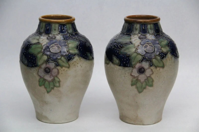 Paar Royal Doulton vaasjes - Porselein › Vazen - Paar Royal Doulton vaasjes.
Gemerkt met stempel voor de periode 1922/1927
20cm hoog