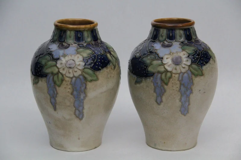 Paar Royal Doulton vaasjes - Porselein › Vazen - Paar Royal Doulton vaasjes.
Gemerkt met stempel voor de periode 1922/1927
20cm hoog