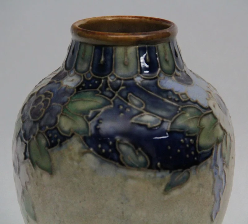 Paar Royal Doulton vaasjes - Porselein › Vazen - Paar Royal Doulton vaasjes.
Gemerkt met stempel voor de periode 1922/1927
20cm hoog