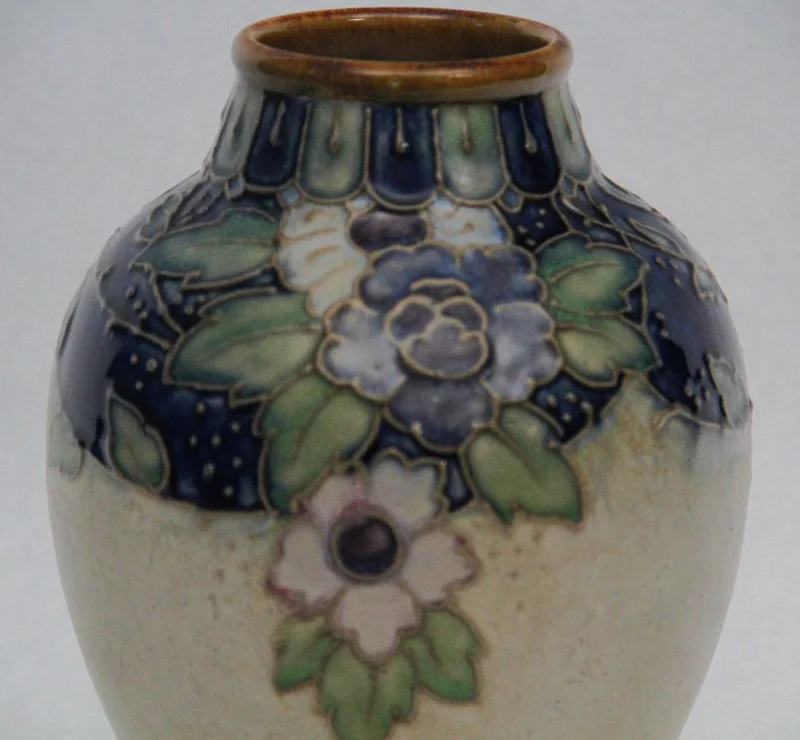 Paar Royal Doulton vaasjes - Porselein › Vazen - Paar Royal Doulton vaasjes.
Gemerkt met stempel voor de periode 1922/1927
20cm hoog