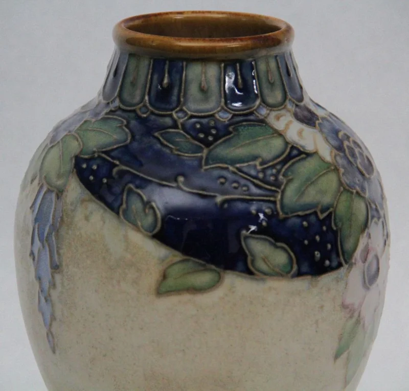 Paar Royal Doulton vaasjes - Porselein › Vazen - Paar Royal Doulton vaasjes.
Gemerkt met stempel voor de periode 1922/1927
20cm hoog