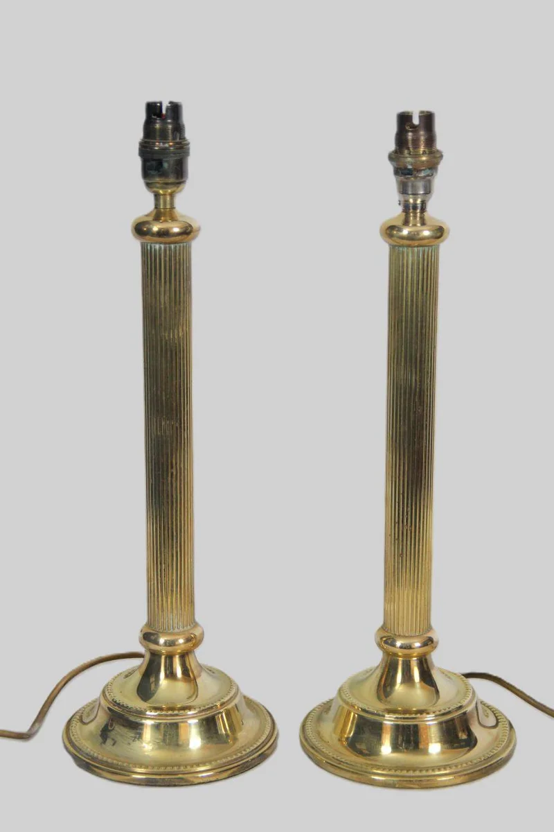 Paar schemerlampen op klassieke koper voet - Diversen › Verlichting - €295.00 - Paar messing lampvoeten met bajonetfitting met een klassieke voet en gecanneleerde zuil.
Exclusief lampkappen
43cm hoog
ca 1930
