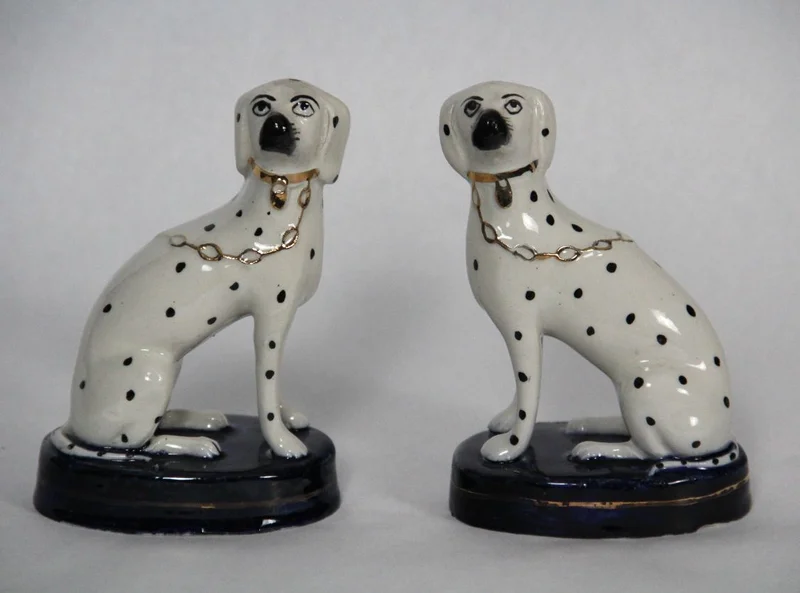 Paar Staffordshire hondjes - Porselein › Figuren - Een koppel typische Staffordshire dalmatiërs op een cobaltblauw voetje.
13cm hoog
19e eeuw