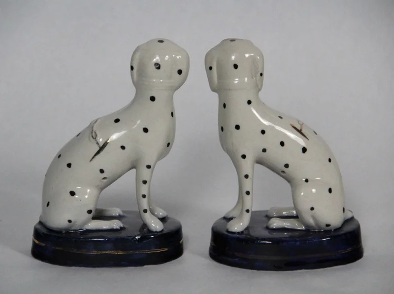 Paar Staffordshire hondjes - Porselein › Figuren - Een koppel typische Staffordshire dalmatiërs op een cobaltblauw voetje.
13cm hoog
19e eeuw