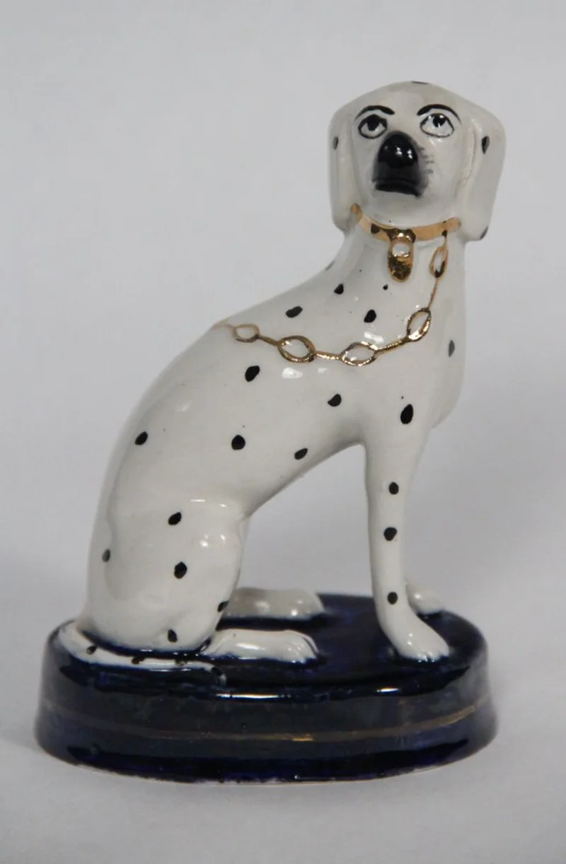 Paar Staffordshire hondjes - Porselein › Figuren - Een koppel typische Staffordshire dalmatiërs op een cobaltblauw voetje.
13cm hoog
19e eeuw