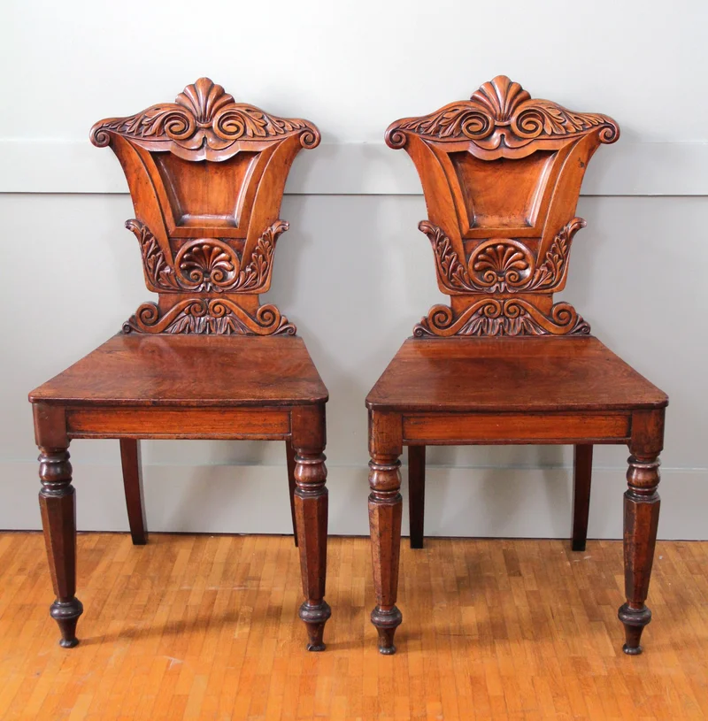 Paar victoriaanse halstoelen - Meubel › Zitmeubels - €250.00 - Vroegvictoriaanse halstoelen in mahoniehout.
90cm hoog, 63cm breed, 60cm diep.
Ca 1830/1840