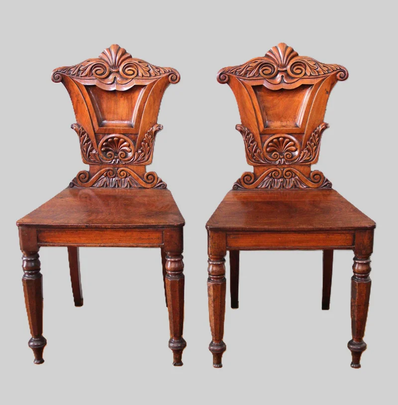 Paar victoriaanse halstoelen - Meubel › Zitmeubels - €250.00 - Vroegvictoriaanse halstoelen in mahoniehout.
90cm hoog, 63cm breed, 60cm diep.
Ca 1830/1840