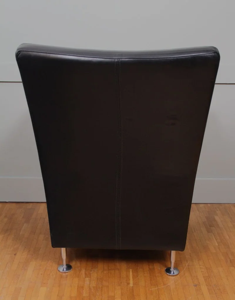 Paar vintage leder zetels Hurup - Meubel › Zitmeubels - €1500.00 - Paar zwartleder zetels op verchroomd potenstel. Volledig oorspronkelijke bekleding, oorspronkelijk satinet onder de zetels en oorspronkelijke logo's.
75cm breed, 65cm diep en 90cm hoog.
Ca 1980