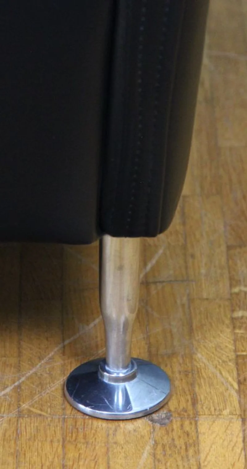 Paar vintage leder zetels Hurup - Meubel › Zitmeubels - €1500.00 - Paar zwartleder zetels op verchroomd potenstel. Volledig oorspronkelijke bekleding, oorspronkelijk satinet onder de zetels en oorspronkelijke logo's.
75cm breed, 65cm diep en 90cm hoog.
Ca 1980