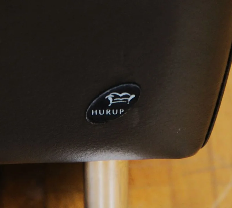 Paar vintage leder zetels Hurup - Meubel › Zitmeubels - €1500.00 - Paar zwartleder zetels op verchroomd potenstel. Volledig oorspronkelijke bekleding, oorspronkelijk satinet onder de zetels en oorspronkelijke logo's.
75cm breed, 65cm diep en 90cm hoog.
Ca 1980