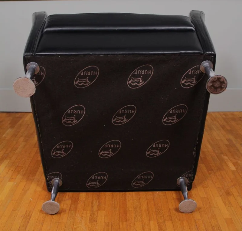 Paar vintage leder zetels Hurup - Meubel › Zitmeubels - €1500.00 - Paar zwartleder zetels op verchroomd potenstel. Volledig oorspronkelijke bekleding, oorspronkelijk satinet onder de zetels en oorspronkelijke logo's.
75cm breed, 65cm diep en 90cm hoog.
Ca 1980