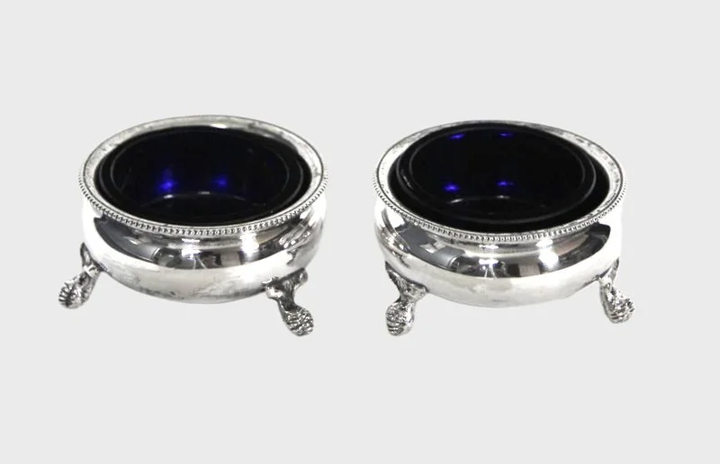 Paar zoutschaaltjes - Zilver › Serviesgoed - €25.00 - Twee kleine verzilverde zoutschaaltjes met oorspronkelijk blauw glaasje.
Gemerkt Walker & Hall
5cm diameter, 3cm hoog
Vroege 20e eeuw.