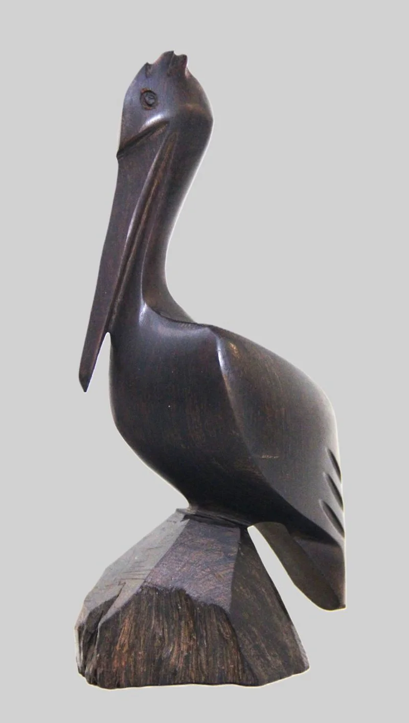 Pelikaan in ebbenhout - Diversen › Figuren - €95.00 - Sculptuur van een zittende pelikaan.
Gesneden in ebbenhout.
19.5cm hoog