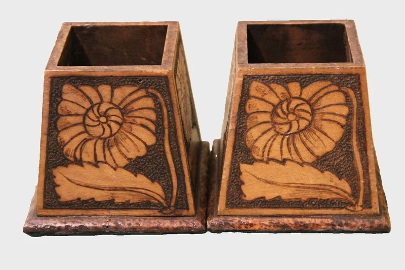 Pennehouders in pokerwork - Diversen › Varia - €35.00 - Paar pennehouders in hout met ingebrandde versiering (Pokerwork).
10cm vierkant, 9cm hoog.
Victoriaanse periode, ca 1900