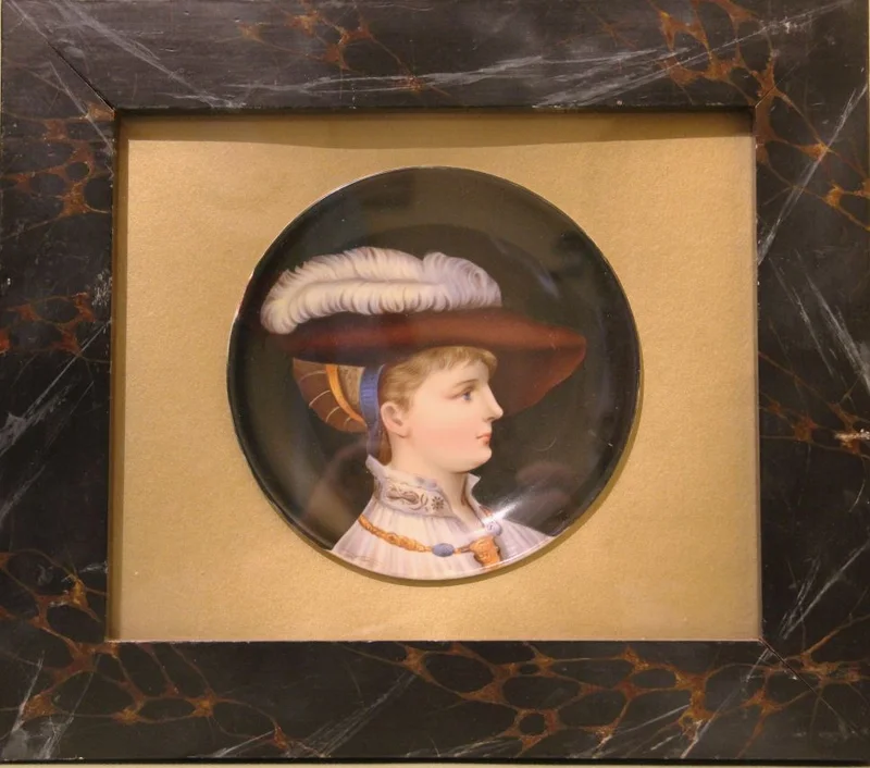 Portret op porselein - Diversen › Schilderijen en prenten - €125.00 - Porseleinen schotel met handgeschilderd portret.
Vermoedelijk Regency periode (ca 1820)
Ingelijst op latere datum.
33 x 29cm, lijst inbegrepen