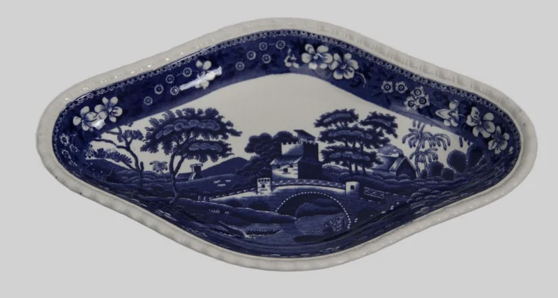 Pralines schaaltje - Porselein › Serviesgoed - €15.00 - Gebekt pralineschaaltje, gemerkt Spode Copeland,
decor "Tower"
24x15cm
Eerste helft 20e eeuw