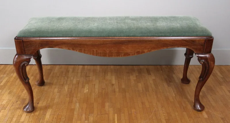 Raam- of pianobank - Meubel › Zitmeubels - €545.00 - Lange bank in notenhout en gestoffeerde inlegzitting.
110 x 36cm; 53cm zithoogte.
George I stijl; Edwardian periode.
ca 1900/1930