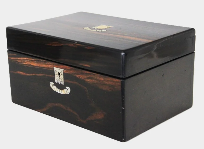 Rechthoekige doos in coromandel - Diversen › Dozen en kistjes - €195.00 - Grote rechthoekige doos, gefineerd in coromandel en op het deksel en rond het sleutelgat ingelegd met gegraveerd parelmoer.
28 x 20cm, 14.5cm hoog
Vroege 19e eeuw; Georgean periode