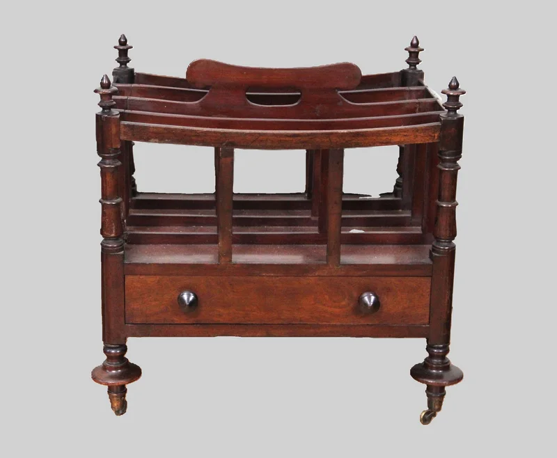 Regency canterbury - Meubel › Bijzetmeubels - Engels krantenhouder (canterbury) in Cubaans mahoniehout. Eén lade onder het open rek.
Volledig originele toestand.
50 x 37cm; 51cm hoog
Regency periode, ca 1810-1820