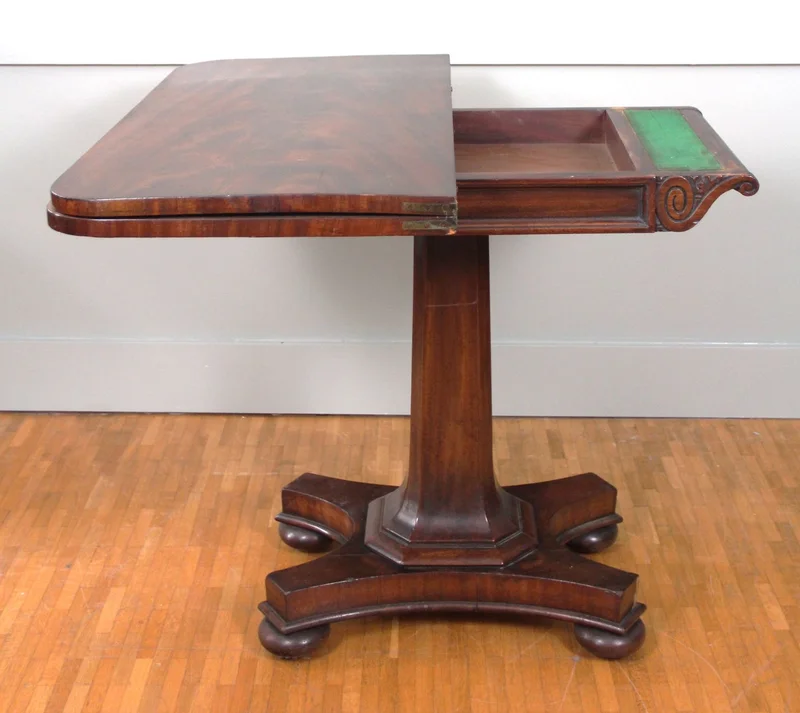 Regency kaarttafel - Meubel › Tafels - Engelse opklapbare kaarttafel in mahoniehout. Gesloten te gebruiken als wandtafel. Vilt speelblad binnenin.
91 x 45.5cm; 91cm vierkant opengeklapt; 74cm hoog
Regency periode, ca 1820

€