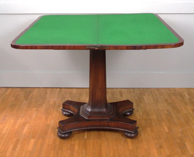 Regency kaarttafel - Meubel › Tafels - Engelse opklapbare kaarttafel in mahoniehout. Gesloten te gebruiken als wandtafel. Vilt speelblad binnenin.
91 x 45.5cm; 91cm vierkant opengeklapt; 74cm hoog
Regency periode, ca 1820

€