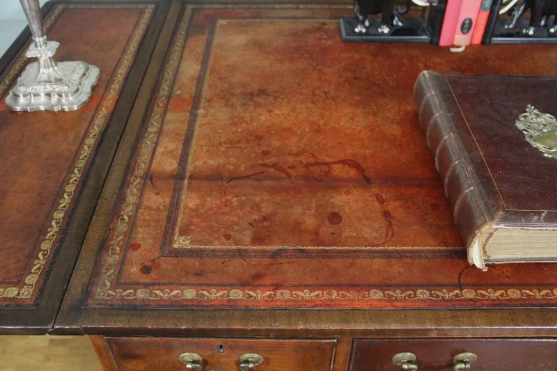 Regency partnerdesk - Meubel › Tafels - €1500.00 - Mahoniehouten partnerdesk met aan de ene zijde 6 laden en aan de andere zijde 3 laden en twee kastjes.
Opklapbare bladen aan beide zijden.
Origineel leder met goudrand indruk.
91cm diep, 119cm breed, opklapbaar tot 183cm, 75cm hoog.

Regency periode, ca 1820