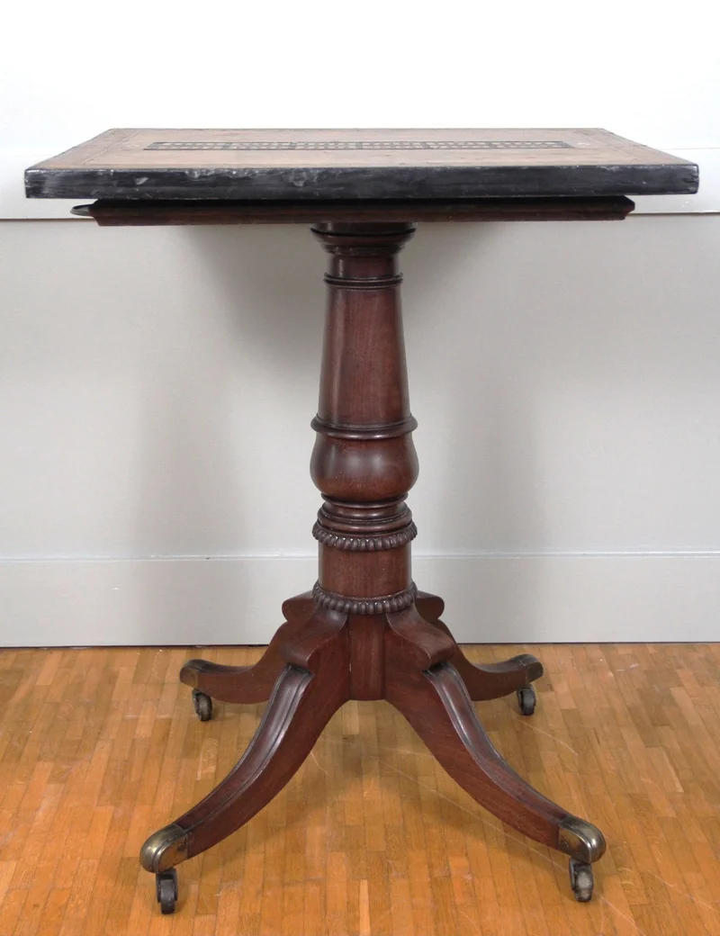 Regency speeltafel - Meubel › Tafels - Speeltafel met mahonie voet en speelblad in notenhout en sierrand in marqueterie. Onder het blad twee scharnierende koperen kandelaarhouders.
Regency periode, ca 1820

€