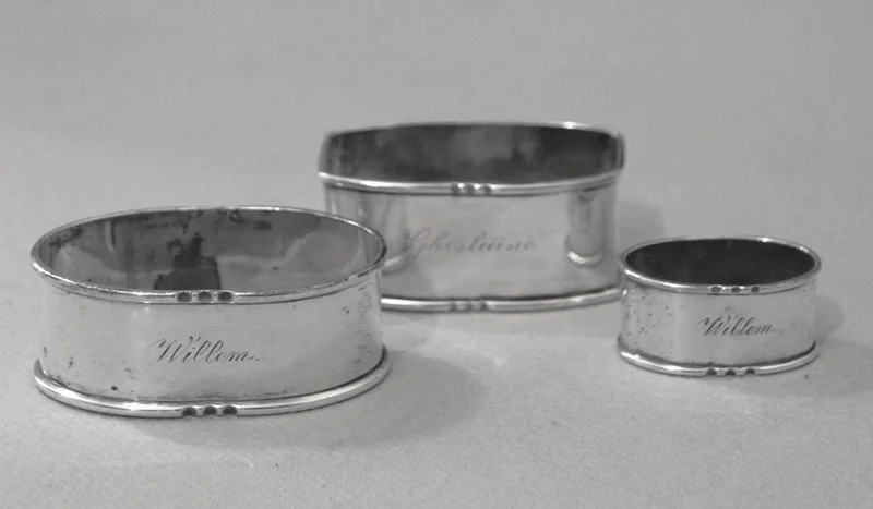 Ringen voor serviet en vingerdoekje - Zilver › Serviesgoed - €55.00 - Twee servietringen en één ring voor een vingerdoekje.
Hollands zilver
Vroege 20e eeuw

Prijs voor het set