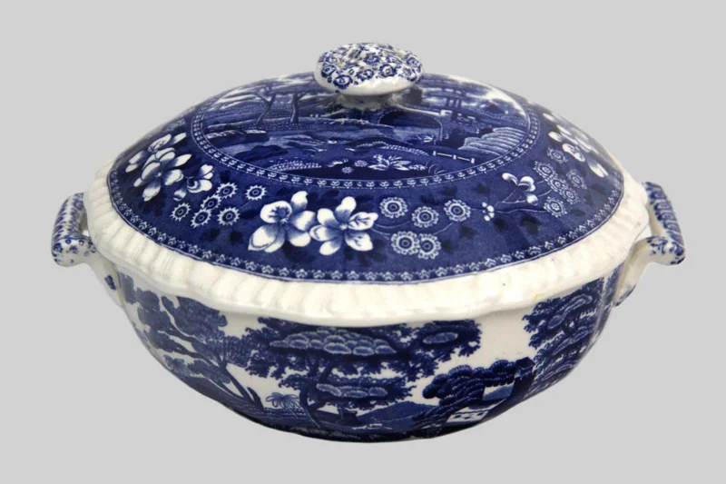 Ronde dekselschaal - Porselein › Serviesgoed - €20.00 - Dekselschaal, gemerkt Spode Copeland, decor "Tower".
Diameter 16cm
Eerste helft 20e eeuw