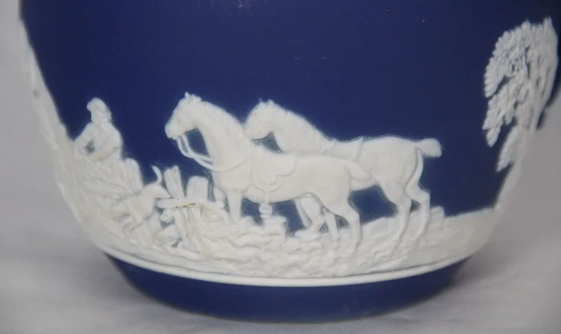 Roomkan in Wedgewood motief (1) - Porselein › Serviesgoed - Een roomkan met decoratie in Wedgewood stijl. Een verzilverde kraag.
Gemerkt: Tunstall England, Adam
12cm hoog
19e eeuw