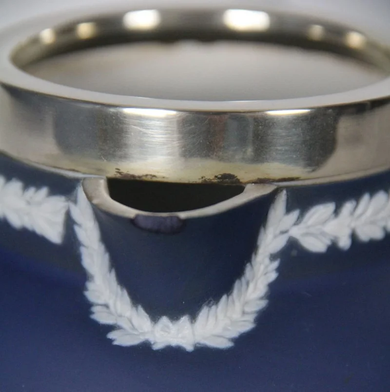 Roomkan met Wedgewood motief (2) - Porselein › Serviesgoed - Roomkan met decoratie in de stijl van Wedgewood en een verzilverde kraag.
Kleine schilfer van de schenktuit.
Gemerkt: Tunstall England, Adam
12cm hoog
19e eeuw