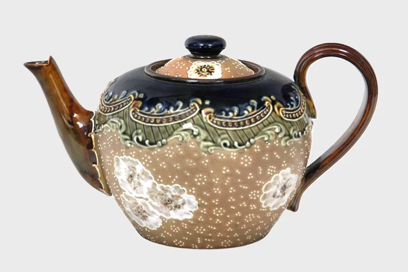 Royal doulton theepot (1) - Porselein › Serviesgoed - €165.00 - Theepot, gemerkt Royal Doulton (Engeland)
1891-1956
14cm hoog