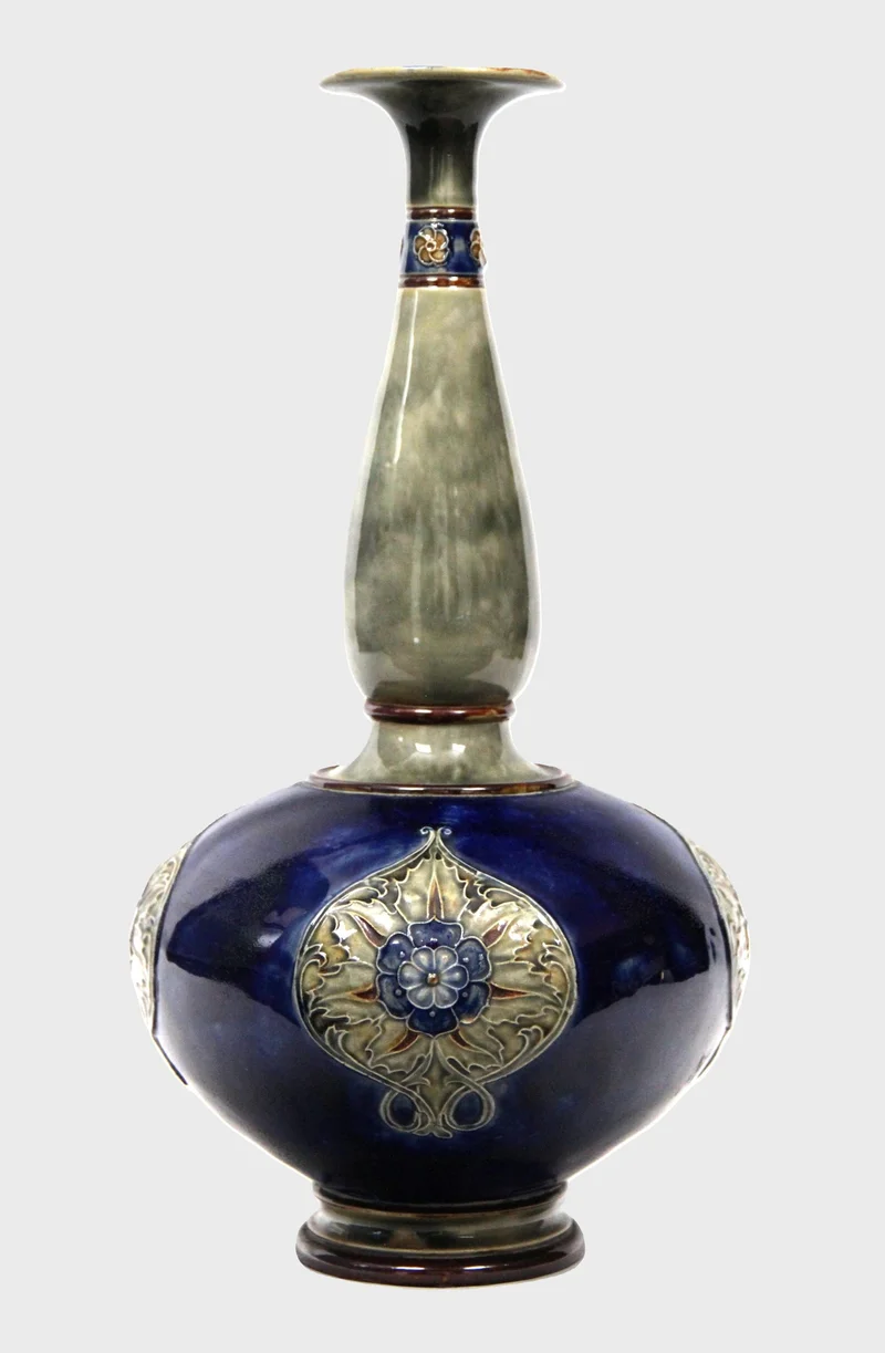 Royal Doulton vaas (4) - Porselein › Vazen - €225.00 - Hoge steelvaas.
Gemerkt Royal Doulton; datummerk 1902-1936
40cm hoog