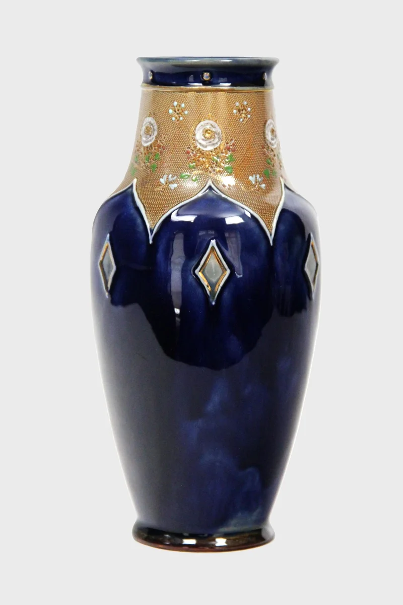 Royal Doulton vaas, één van een paar (1) - Porselein › Vazen - €325.00 - Paar vazen met blauw-goud decor.
Gemerkt Royal Doulton, datummerk 1922-1956
24cm hoog, 12cm diameter

Prijs voor het paar