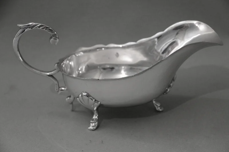 Sausboot - Zilver › Serviesgoed - Verzilverde sausboot
21cm lang, 9cm breed
niet gemerkt
1950-1970
