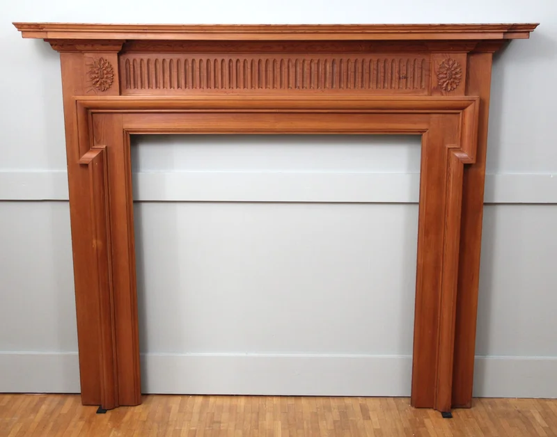 Schouwmantel in grenenhout - Meubel › Bijzetmeubels - Houten schouwmantel in grenen.
Georgean stijl, Laatvictoriaans
150cm breed, 20cm diepte van tablet; 123cm hoog

€ 